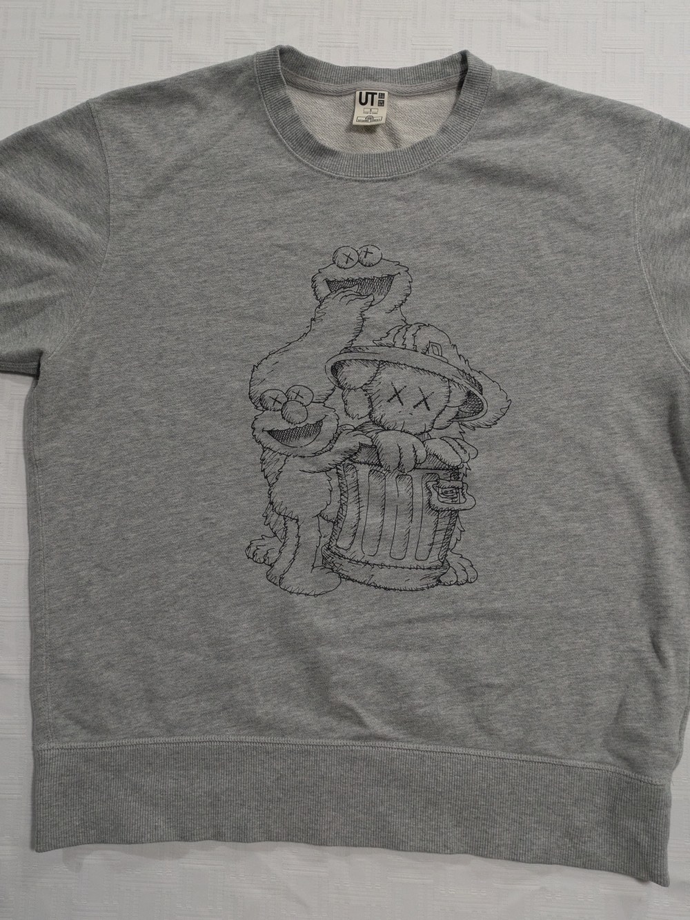 UNIQLO UT KAWS Sesame Street Sweatshirt Gray Small Elmo Oscar Cookie Monster